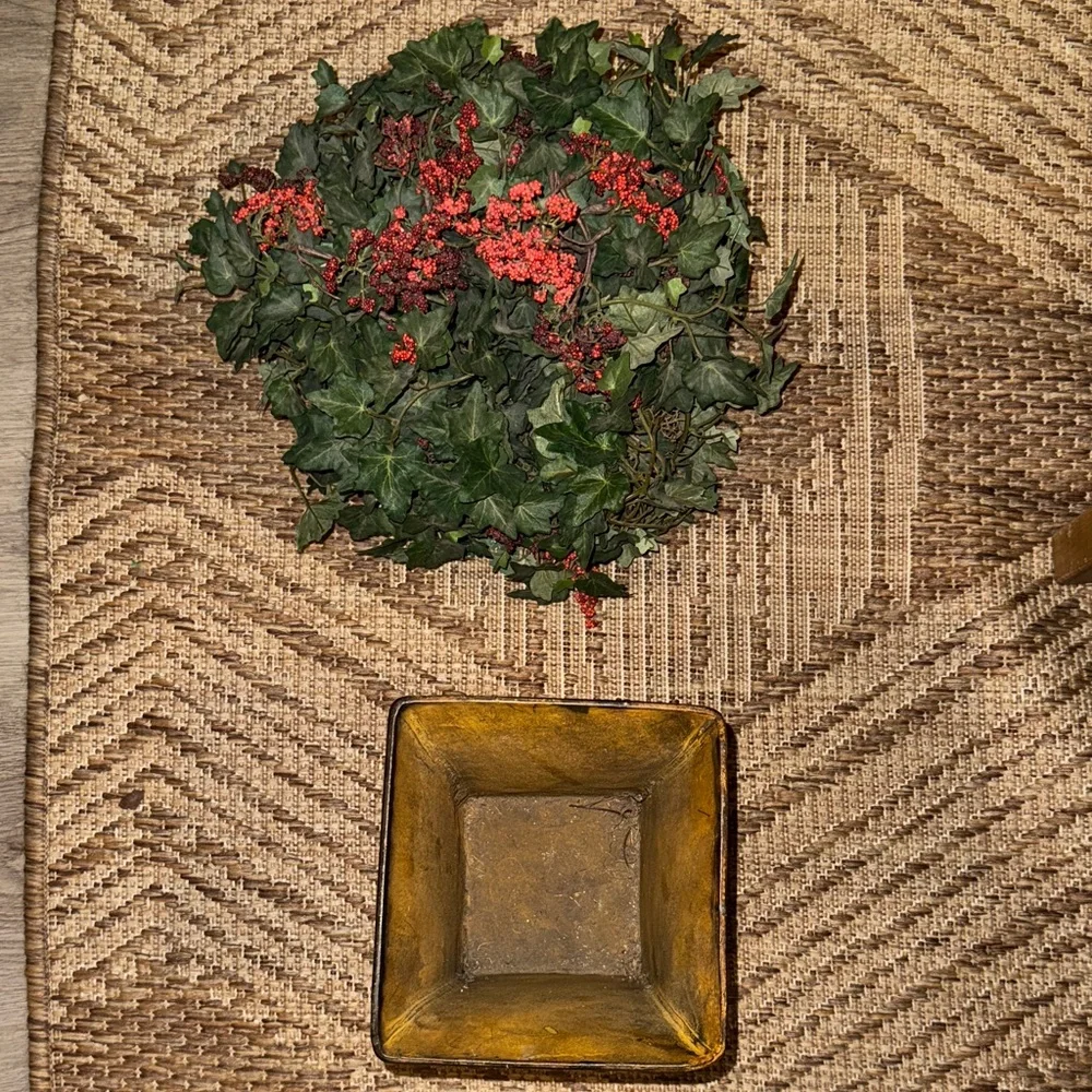 Decorative Green and Red Vintage Ivy Planter